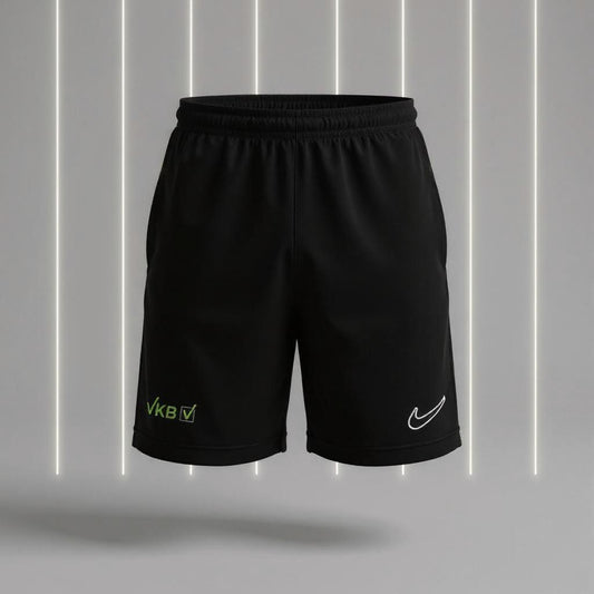 Schwarze Nike Dri-FIT Sportshorts mit grünem VKB-Logo und weißem Nike-Logo vor hellgrauem Studiohintergrund mit leuchtenden Linien.