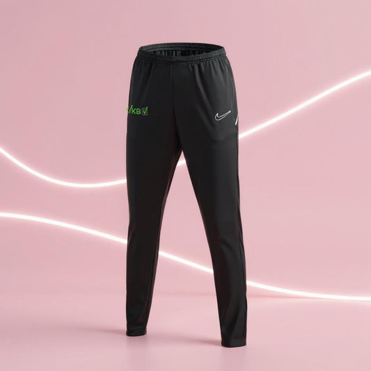 Schwarze Nike Dri-FIT Damen-Sporthose mit grünem VKB-Logo und weißem Nike-Logo vor rosa Studiohintergrund mit geschwungenen, leuchtenden Linien.