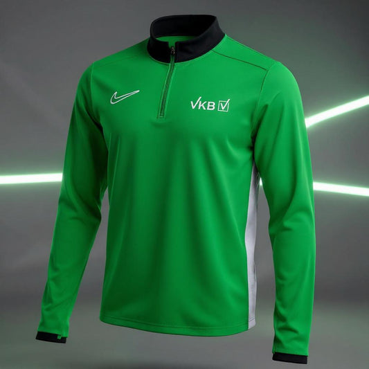 Grünes Nike Dri-FIT Langarm-Drill-Top mit schwarzem Kragen, weißen Seiteneinsätzen und VKB-Logo vor sportlichem Studiohintergrund mit leuchtenden Linien.