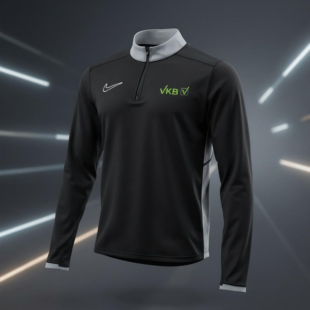 Schwarzes Nike Dri-FIT Langarm-Drill-Top mit grauem Kragen, grauen Seiteneinsätzen und grünem VKB-Logo vor dunklem, sportlichem Studiohintergrund mit leuchtenden Linien.