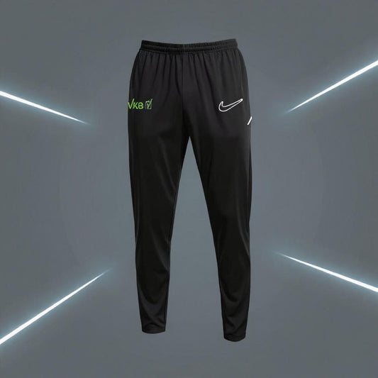 Schwarze Nike Dri-FIT Sporthose mit grünem VKB-Logo und weißem Nike-Logo vor grauem Studiohintergrund mit leuchtenden Linien.