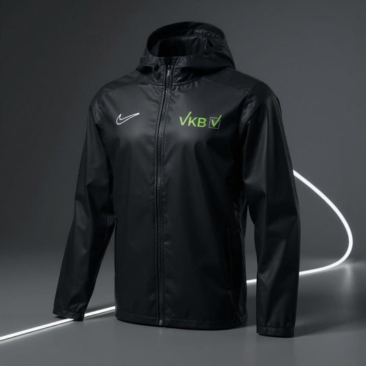 Schwarze Nike Academy 25 Storm-FIT Herren-Regenjacke mit Kapuze, weißem Nike-Logo und grünem VKB-Logo auf der Brust, präsentiert vor dunklem Hintergrund mit Lichteffekt.