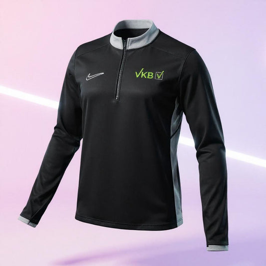 Schwarzes Nike Dri-FIT Damen-Drill-Top mit grauem Kragen, grauen Seiteneinsätzen und VKB-Logo vor dunklem Studiohintergrund mit leuchtender Linie.