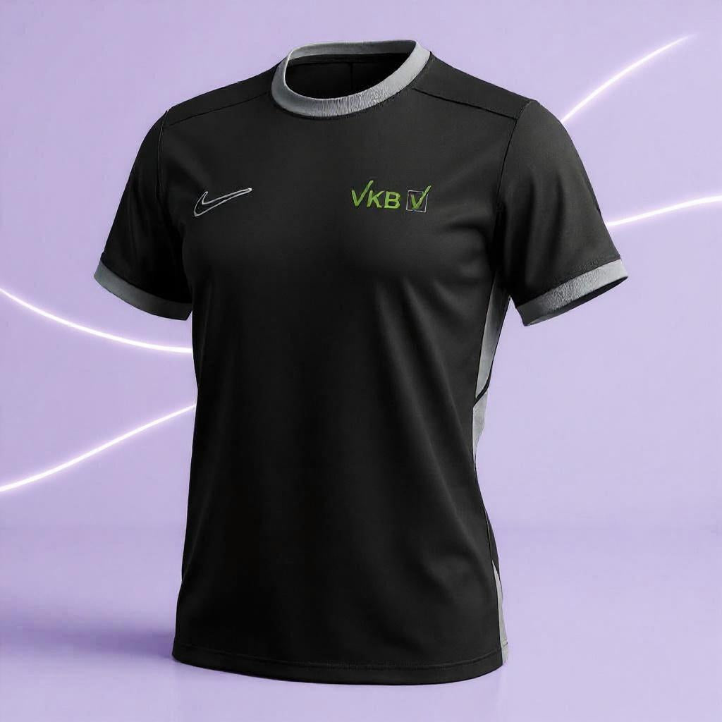 Schwarzes Nike Dri-FIT Kurzarm-Trikot für Damen mit grauen Details und VKB-Logo vor dunklem, sportlichem Studiohintergrund mit leuchtenden Linien.