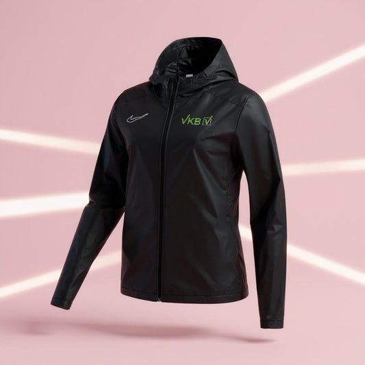 Schwarze Nike Academy 25 Damen Storm-FIT Regenjacke mit Kapuze, Reißverschluss, weißem Nike-Swoosh und grünem VKB-Logo, vor rosa Hintergrund mit Lichtstrahlen.
