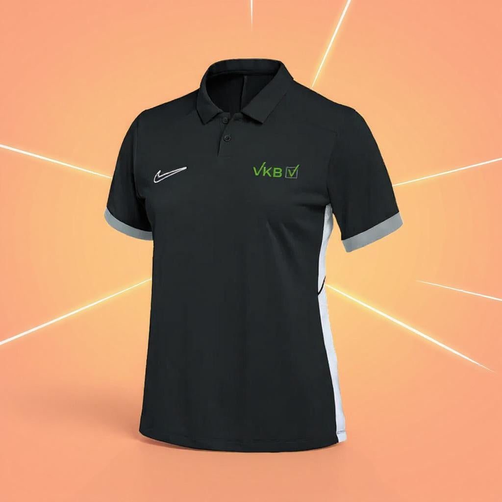 Schwarzes Nike Dri-FIT Damen-Poloshirt mit grauen Details und grünem VKB-Logo vor gelbem Studiohintergrund mit leuchtenden Linien.