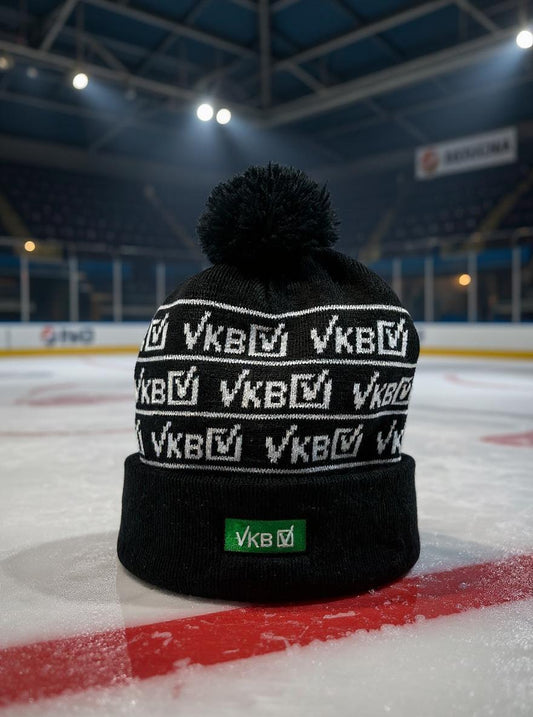 Schwarze VKB-Winterhaube mit Logo, frontal auf Eisfläche im Eishockeystadion fotografiert